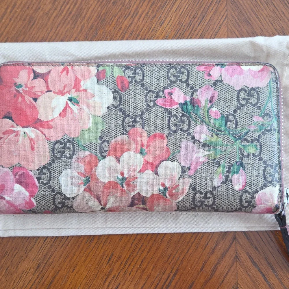 Gucci Floral GG Supreme Zip Around Wallet in Beige with Pink and Green Flowers - Picture 3 of 14